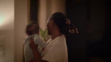 Mutlu Genç Çocuğun Çocuk Bakımı Sahnesi Komik ve Neşeli