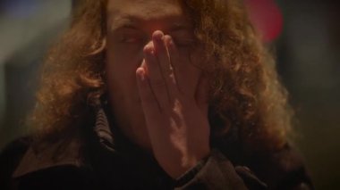 Düşünceli Genç Erkek Düşünen Kayıp Gezgin 'in Portresi