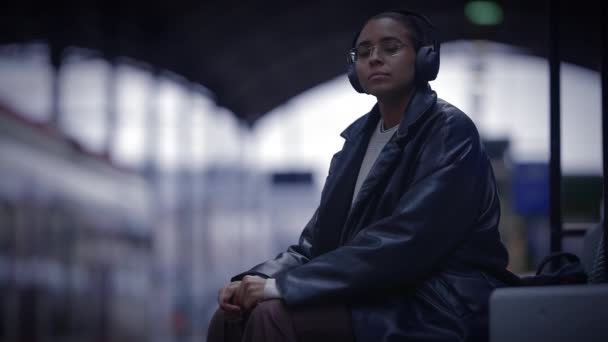 Urban Lifestyle Portret Van Relaxed Vrouwelijke Persoon Met Oortelefoons Speelt — Stockvideo