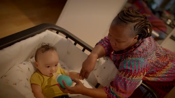 Anak Kecil Bermain Main Dalam Rumah — Stok Video