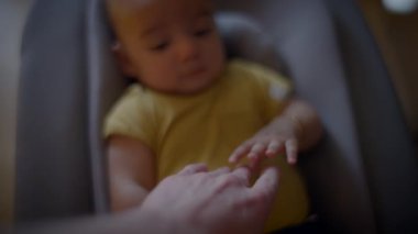 Bebek Çocuk, babasının elini tutuyor ve parmaklarına bakıyor. Yüksek kalite 4k görüntü