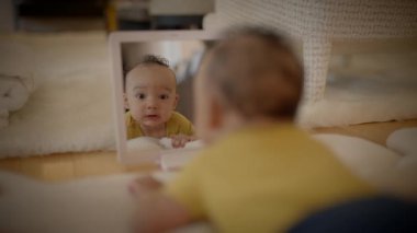 Evde Oynayan Oyuncak Bebek Çocuk Oynuyor