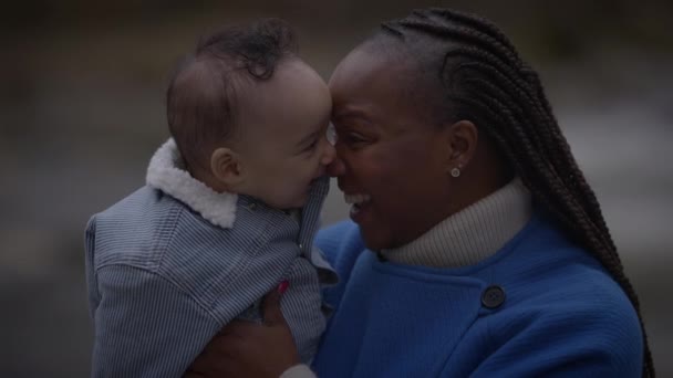 Mulher Feliz Cuidando Recém Nascido Durante Maternidade — Vídeo de Stock