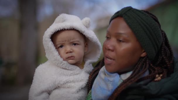 Lycklig Kvinna Som Tar Hand Det Nyfödda Barnet Moderskapet — Stockvideo