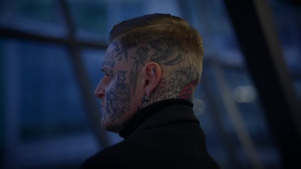 Intimidante Hombre Rebelde Maverick Con Tatuajes Cabeza Cara Estilo Provocador — Vídeo de stock