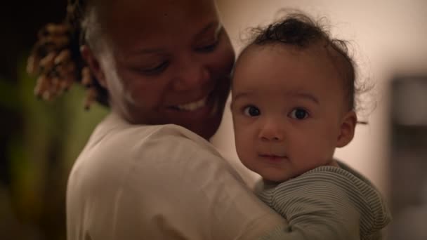 Barnomsorg Moderskap Scen Glad Ung Pojke Rolig Och Glad — Stockvideo