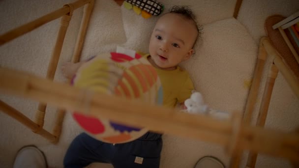 Lekfullt Spädbarn Barn Leker Inomhus Hemma — Stockvideo