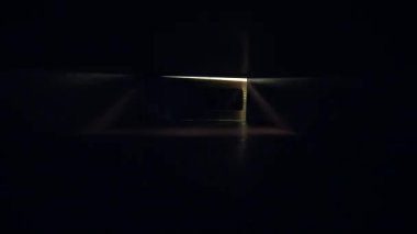 Gümüş külçeli külçeleri güvenli kasaya koyan adam. Yüksek kalite 4k görüntü