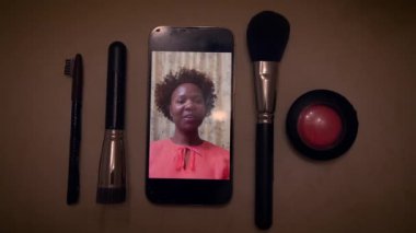 Kadın Makyajcı Evde Akıllı Telefondan Güzellik Ürünleri Video Kaydı Yapıyor