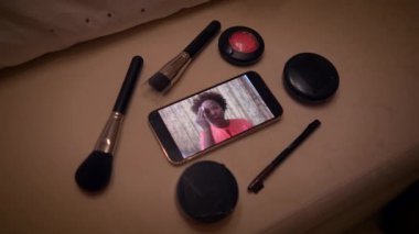 Kadın Makyajcı Evde Akıllı Telefondan Güzellik Ürünleri Video Kaydı Yapıyor