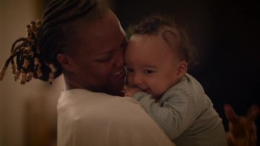 Mutlu Genç Çocuğun Çocuk Bakımı Sahnesi Komik ve Neşeli