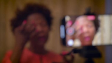 Kadın Makyajcı Evde Akıllı Telefondan Güzellik Ürünleri Video Kaydı Yapıyor