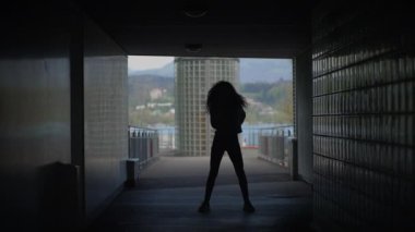 Şehir Caddesinde Kıvırcık Saçlı Mutlu Genç Kadın Yavaş Çekimde Dans Ediyor 