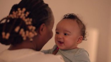 Mutlu Genç Çocuğun Çocuk Bakımı Sahnesi Komik ve Neşeli