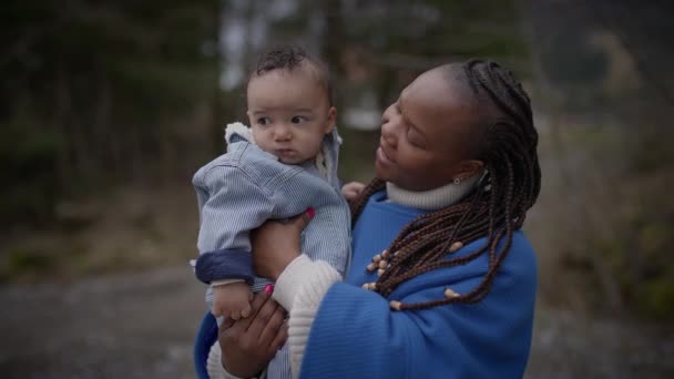 Mãe Segurando Menino Menino Bebê Fora Gozando Vida Familiar — Vídeo de Stock