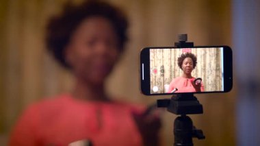 Kadın Makyajcı Evde Akıllı Telefondan Güzellik Ürünleri Video Kaydı Yapıyor