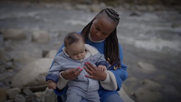 Mãe Segurando Menino Menino Bebê Fora Gozando Vida Familiar — Vídeo de Stock