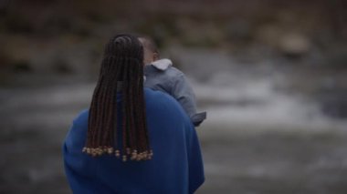 Annelik sırasında yeni doğan bebeğe bakan mutlu kadın. 