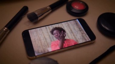 Kadın Makyajcı Evde Akıllı Telefondan Güzellik Ürünleri Video Kaydı Yapıyor