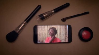 Kadın Makyajcı Evde Akıllı Telefondan Güzellik Ürünleri Video Kaydı Yapıyor