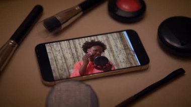 Kadın Makyajcı Evde Akıllı Telefondan Güzellik Ürünleri Video Kaydı Yapıyor