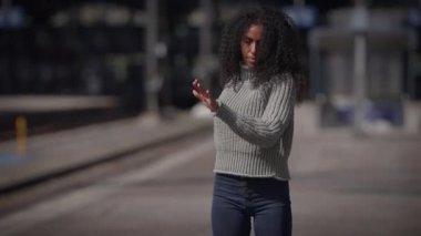 Dramatik Duygusal Serbest Dans Hareketi Gösteren Kadın Kişisinin Şehir Yaşamı Portresi 