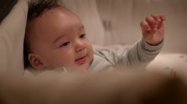 Evde Oynayan Oyuncak Bebek Çocuk Oynuyor