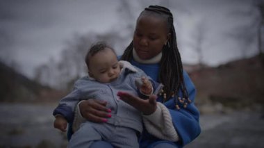 Annelik sırasında yeni doğan bebeğe bakan mutlu kadın. 