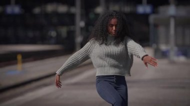 Şehir Caddesinde Kıvırcık Saçlı Mutlu Genç Kadın Yavaş Çekimde Dans Ediyor 