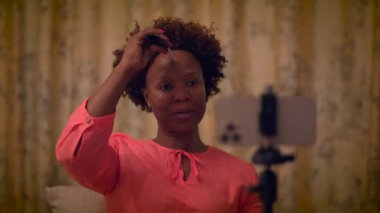 Kıvırcık Saç Biçimli Genç Kadın Seçici Sosyal Medya Kanalında Modayı Gösteriyor