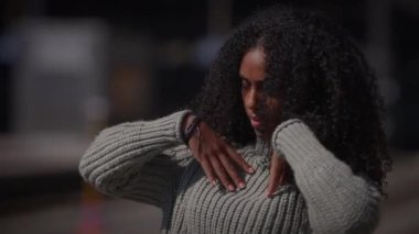 Şehir Caddesinde Kıvırcık Saçlı Mutlu Genç Kadın Yavaş Çekimde Dans Ediyor 