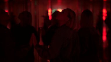 Kendine Güvenen Kadın Aynalar Salonunun İçinde Kendi Yansımasını Gören Kişi