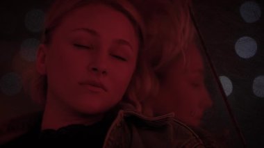 Genç Sarışın Kadın Rüya Gibi Hayal Işığında Aynaların Keşif Odası