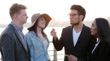 Eşitliği temsil eden çok ırklı farklı etnik gruplardan oluşan bir grup. Yüksek kalite 4k görüntü