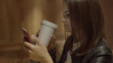 Şehirde akıllı telefon kullanan güzel beyaz bir kadın var. Yüksek kalite 4k görüntü