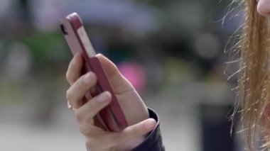 Şehir Yaşam Tarzı Cep Telefonunda Çekici Kadın Konuşmasının Portresi. Yüksek kalite 4k görüntü