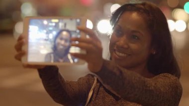 İnternette Akıllı Telefon Konuşan Genç Kadın. Yüksek kalite 4k görüntü