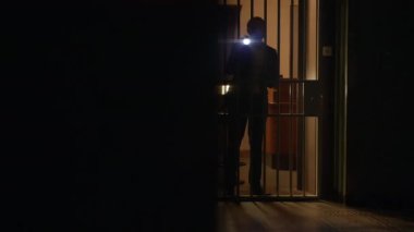İşadamı Depo Kutusunu Güçlü Oda 'da Depo İçinde Dolarlık Kağıt Para Deposu Açıyor 