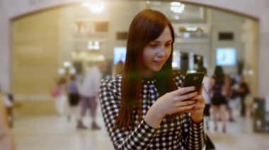 Genç Kafkas Kadın Cep Telefonu Cihazında Sohbet Ediyor. Yüksek kalite 4k görüntü