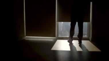 Skyline Manzaralı Yüksek Rise City Apartmanında Yaşayan Başarılı Genç Adam. Yüksek kalite 4k görüntü