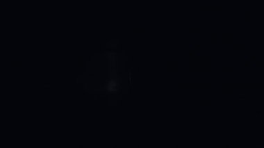 Kadın banka kasasını açmak için anahtar kullanıyor. Değerli varlıkları olan bir kiralık kasayı gösteriyor.
