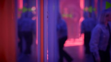 Genç Sarışın Kadın Rüya Gibi Hayal Işığında Aynaların Keşif Odası