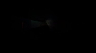 Sonunda bir ışık kaynağı olan bir dizi karanlık tünel çerçevesi ürkütücü ve gizemli bir atmosfer yaratıyor..