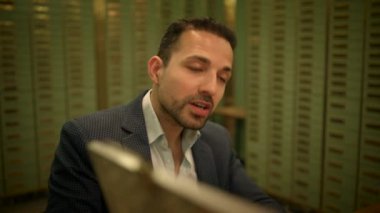 Bir erkek ve bir kadın profesyonel bir toplantı için güvenli bir kasadalar, mahremiyet ve gizlilik sağlıyorlar.