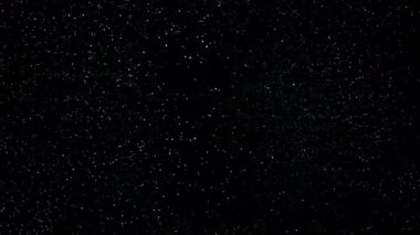 Parıldayan yıldızlı huzurlu bir gece gökyüzünün sakin görüntüleri, doğa ve uzay temalı projeler için mükemmel.