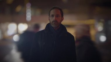 Düşünceli Düşünen Adam 'ın Portresi Giden İnsanlara Bakmaktan Endişeli