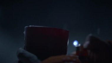 Soğuk Dondurucu Kışın Yanan Mum Işığında Isınan Elleri 