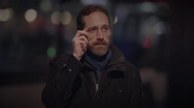Düşünceli Düşünen Adam 'ın Portresi Giden İnsanlara Bakmaktan Endişeli