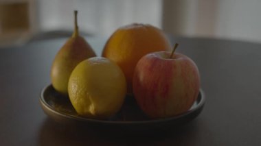 Renkli Taze Sağlıklı Meyveler Karışık Atıştırmalıklar Oturma odasındaki ahşap Masada duruyor