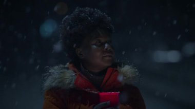 Genç Afrikalı Kadın Şemsiye ile Kar Düşerken Sokakta Duruyor